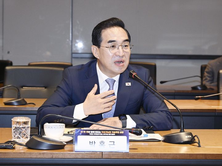 [서울=뉴시스] 사진은 박홍근 기획예산처 장관이 지난 15일 대전 유성구 한국핵융합에너지연구원에서 열린 과학기술 현장 간담회에 참석해 발언하고 있는 모습. (사진=기획처 제공) 2026.05.15. photo@newsis.com *재판매 및 DB 금지