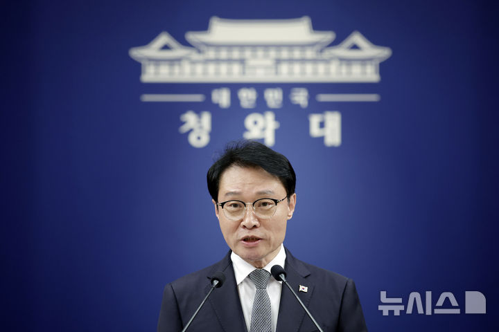 [서울=뉴시스] 최동준 기자 = 이규연 홍보소통수석이 15일 청와대에서 정부 인사 관련 브리핑을 하고 있다. 2026.05.15. photocdj@newsis.com