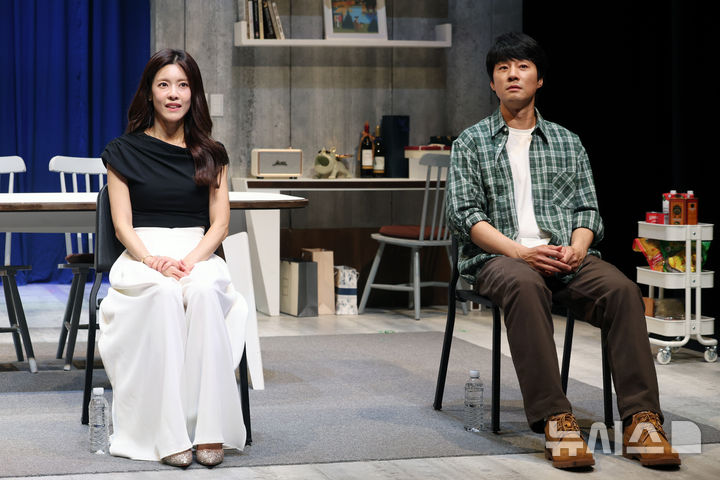 [서울=뉴시스] 박진희 기자 = 연극 '비기닝' 배우 이윤지와 이천희가 15일 서울 강서구 LG아트센터 서울 U+스테이지에서 기자간담회를 하고 있다. 2026.05.15. pak7130@newsis.com