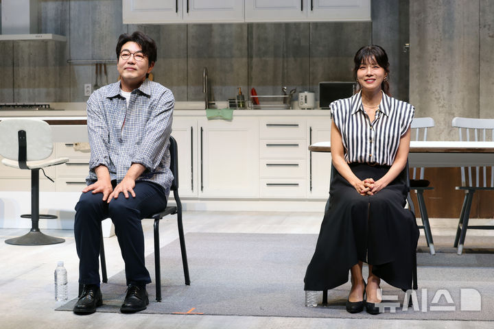 [서울=뉴시스] 박진희 기자 = 연극 '비기닝' 배우 이종혁과 유선이 15일 서울 강서구 LG아트센터 서울 U+스테이지에서 기자간담회를 하고 있다. 2026.05.15. pak7130@newsis.com