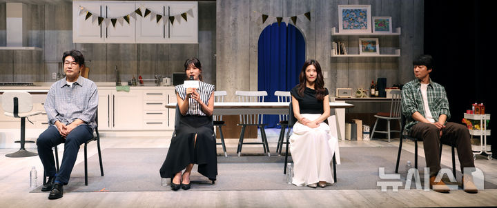 [서울=뉴시스] 박진희 기자 = 연극 '비기닝' 배우 이종혁(왼쪽부터), 유선, 이윤지, 이천희가 15일 서울 강서구 LG아트센터 서울 U+스테이지에서 기자간담회를 하고 있다. 2026.05.15. pak7130@newsis.com