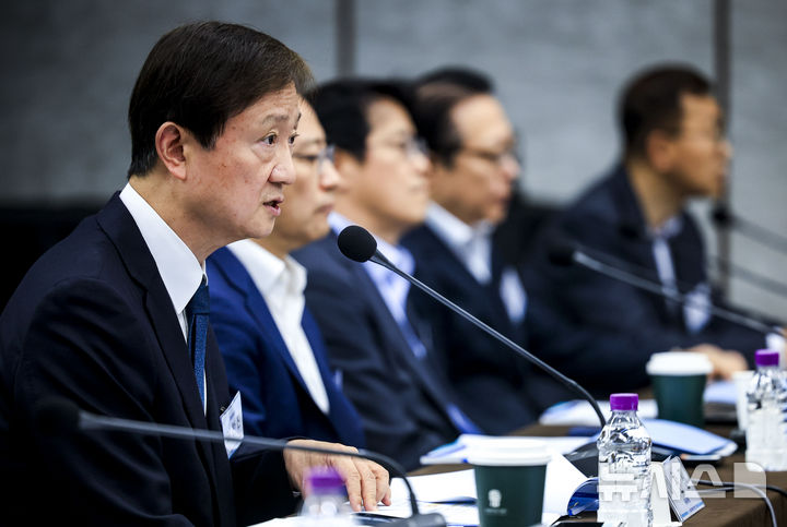 [서울=뉴시스] 정병혁 기자 = 이찬진 금융감독원장이 15일 서울 중구 은행회관에서 열린 2026년도 금융감독자문위원회 전체회의에서 인사말을 하고 있다. 2026.05.15. jhope@newsis.com
