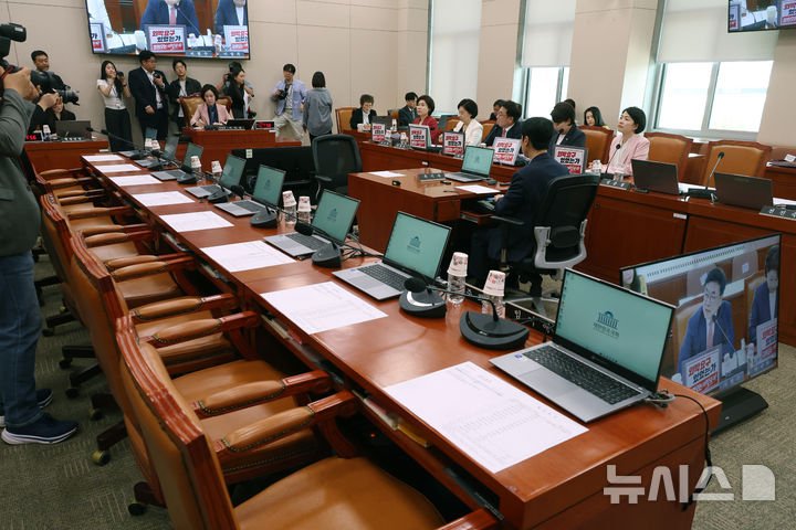 [서울=뉴시스] 고승민 기자 = 이인선 국회 성평등가족위원장이 15일 서울 여의도 국회에서 열린 성평등가족위원회 전체회의를 주재하고 있다. 더불어민주당 의원석이 비어 있다. 2026.05.15. kkssmm99@newsis.com