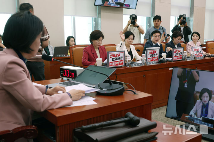 [서울=뉴시스] 고승민 기자 = 이인선 국회 성평등가족위원장이 15일 서울 여의도 국회에서 열린 성평등가족위원회 전체회의를 주재하고 있다. 2026.05.15. kkssmm99@newsis.com