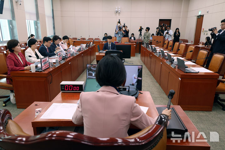 [서울=뉴시스] 고승민 기자 = 이인선 국회 성평등가족위원장이 15일 서울 여의도 국회에서 열린 성평등가족위원회 전체회의를 주재하고 있다. 2026.05.15. kkssmm99@newsis.com
