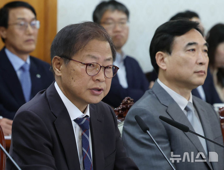 [서울=뉴시스] 조수정 기자 = 김좌관 국가물관리위원회 민간위원장이 15일 오후 서울 종로구 정부서울청사에서 열린 제18회 국가물관리위원회 본회의에서 발언하고 있다. 2026.05.15. chocrystal@newsis.com