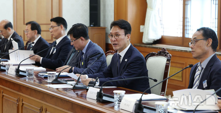 [서울=뉴시스] 조수정 기자 = 김민석 국무총리가 15일 오후 서울 종로구 정부서울청사에서 열린 제18회 국가물관리위원회 본회의를 주재하고 있다. 2026.05.15. chocrystal@newsis.com
