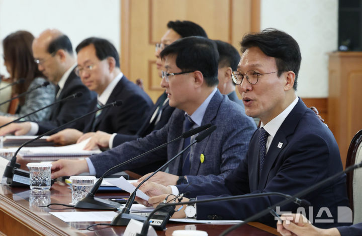 [서울=뉴시스] 조수정 기자 = 김민석 국무총리가 15일 오후 서울 종로구 정부서울청사에서 열린 제18회 국가물관리위원회 본회의를 주재하고 있다. 2026.05.15. chocrystal@newsis.com