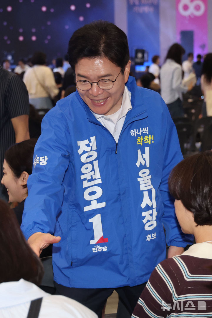 [서울=뉴시스] 권창회 기자 = 정원오 더불어민주당 서울시장 후보가 15일 서울 중구 동대문디자인플라자(DDP)에서 열린 서울특별시간호사회 창립 80주년 기념 '서울간호 80년, 함꼐 여는 건강한 미래' 행사에서 간호사들과 인사하고 있다. 2026.05.15. kch0523@newsis.com
