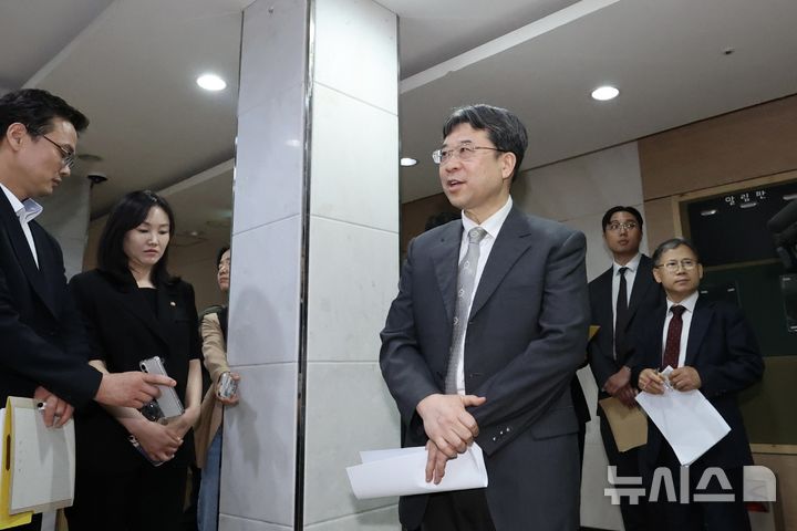 [인천=뉴시스] 김명년 기자 = 색동원 사건 재판장인 엄기표 서울중앙지법 형사합의29부 부장판사가 15일 오후 인천 강화군 색동원에서 시설장의 입소자 성폭행 혐의에 대한 현장검증을 진행하고 있다. 이날 현장검증에는 재판부와 검찰, 피고인인 색동원 시설장 김 모 씨 측과 피해자 측 대리인 등이 참석했다. 2026.05.15. kmn@newsis.com