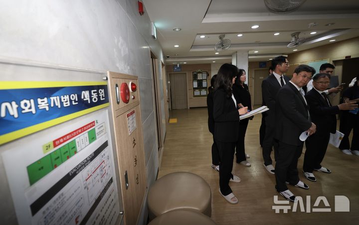 [인천=뉴시스] 김명년 기자 = 인천 중증장애인 거주시설 색동원에서 여성 입소자들을 성적으로 학대한 혐의로 재판에 넘겨진 시설장이 1심에서 징역 15년을 선고받았다. 사진은 지난 5월 15일 색동원에 대한 현장검증을 진행하는 재판부. 2026.09.02. kmn@newsis.com