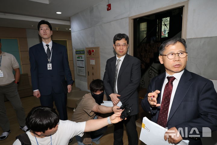 [인천=뉴시스] 김명년 기자 = 색동원 사건 재판장인 엄기표 서울중앙지법 형사합의29부 부장판사가 15일 오후 인천 강화군 색동원에서 시설장의 입소자 성폭행 혐의에 대한 현장검증을 진행하고 있다. 이날 현장검증에는 재판부와 검찰, 피고인인 색동원 시설장 김 모 씨 측과 피해자 측 대리인 등이 참석했다. 2026.05.15. kmn@newsis.com