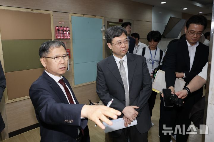 [인천=뉴시스] 김명년 기자 = 색동원 사건 재판장인 엄기표 서울중앙지법 형사합의29부 부장판사가 15일 오후 인천 강화군 색동원에서 시설장의 입소자 성폭행 혐의에 대한 현장검증을 진행하고 있다. 이날 현장검증에는 재판부와 검찰, 피고인인 색동원 시설장 김 모 씨 측과 피해자 측 대리인 등이 참석했다. 2026.05.15. kmn@newsis.com