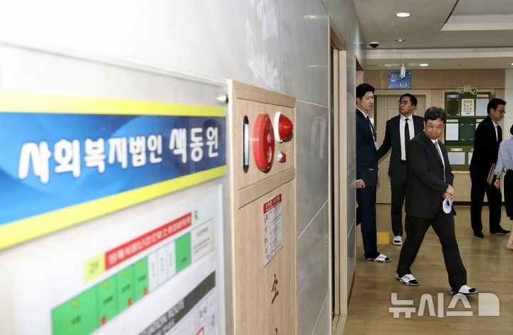[인천=뉴시스] 김명년 기자 = 색동원 사건 재판장인 엄기표 서울중앙지법 형사합의29부 부장판사가 15일 오후 인천 강화군 색동원에서 시설장의 입소자 성폭행 혐의에 대한 현장검증을 진행하고 있다. 이날 현장검증에는 재판부와 검찰, 피고인인 색동원 시설장 김 모 씨 측과 피해자 측 대리인 등이 참석했다. 2026.05.15. kmn@newsis.com