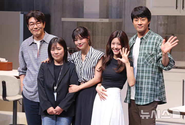 [서울=뉴시스] 박진희 기자 = 연극 '비기닝' 연출 표상아(왼쪽부터), 배우 이종혁, 유선, 이윤지, 이천희가 15일 서울 강서구 LG아트센터 서울 U+스테이지에서 기자간담회를 하고 있다. 2026.05.15. pak7130@newsis.com