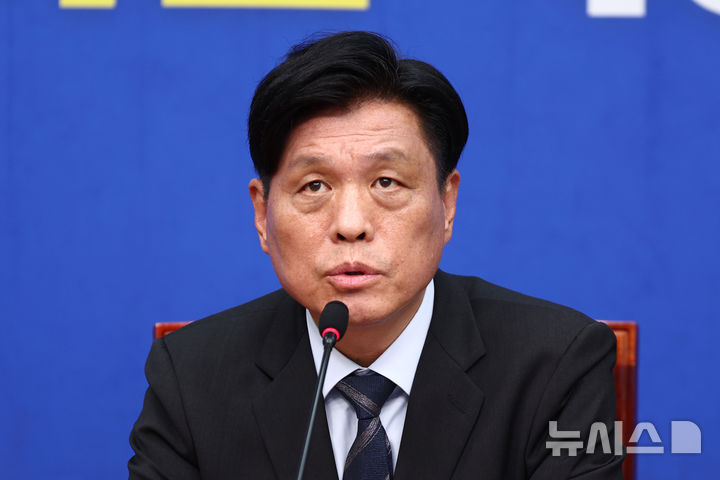 [서울=뉴시스] 고승민 기자 = 조승래 더불어민주당 사무총장이 15일 서울 여의도 국회에서 지방선거 관련 기자간담회를 하고 있다. 2026.05.15. kkssmm99@newsis.com