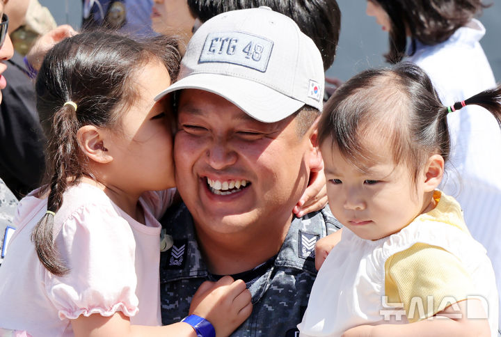  [부산=뉴시스] 하경민 기자 = 청해부대 48진 왕건함(DDH-Ⅱ·4400t급) 출항 환송식이 열린 15일 부산 남구 해군작전사령부 부산작전기지에서 한 청해부대원이 가족과 작별인사를 하고 있다. 왕건함은 청해부대 47진 대조영함(DDH-Ⅱ·4400t급)과 아덴만 해역에서 임무를 교대한 뒤 파병임무를 수행할 예정이다. 2026.05.15. yulnetphoto@newsis.com