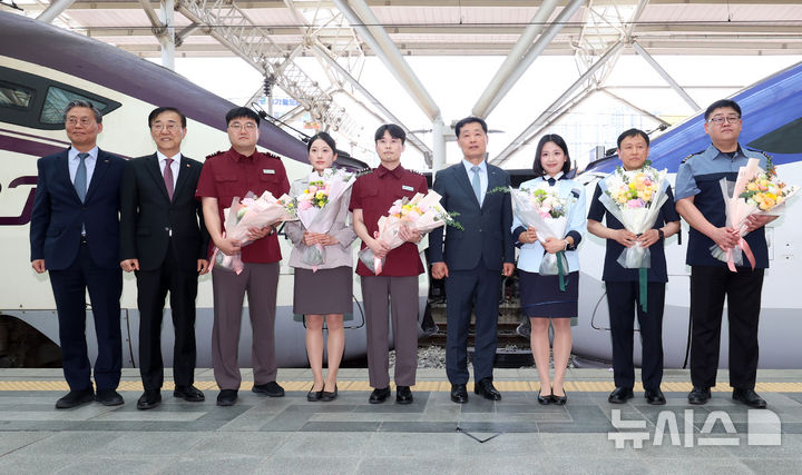 [서울=뉴시스] 조성우 기자 = 김윤덕(왼쪽) 국토부 장관이 15일 오후 서울 중구 서울역 승강장에서 열린 KTX-SRT 시범 중련운행 행사에서 직원들에게 격려 꽃다발을 전달한 뒤 김태승(왼쪽) 코레일 사장, 정왕국(오른쪽 네 번째) 에스알 대표이사 등과 함께 기념촬영하고 있다. 2026.05.15. xconfind@newsis.com