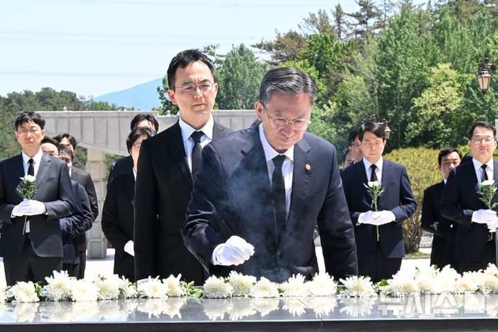 [광주=뉴시스] 이현행 기자 = 정성호 법무부 장관이 5·18 46주기를 사흘 앞둔 15일 광주 북구 운정동 국립5·18민주묘지를 찾아 분향하고 있다. 2026.05.15. lhh@newsis.com