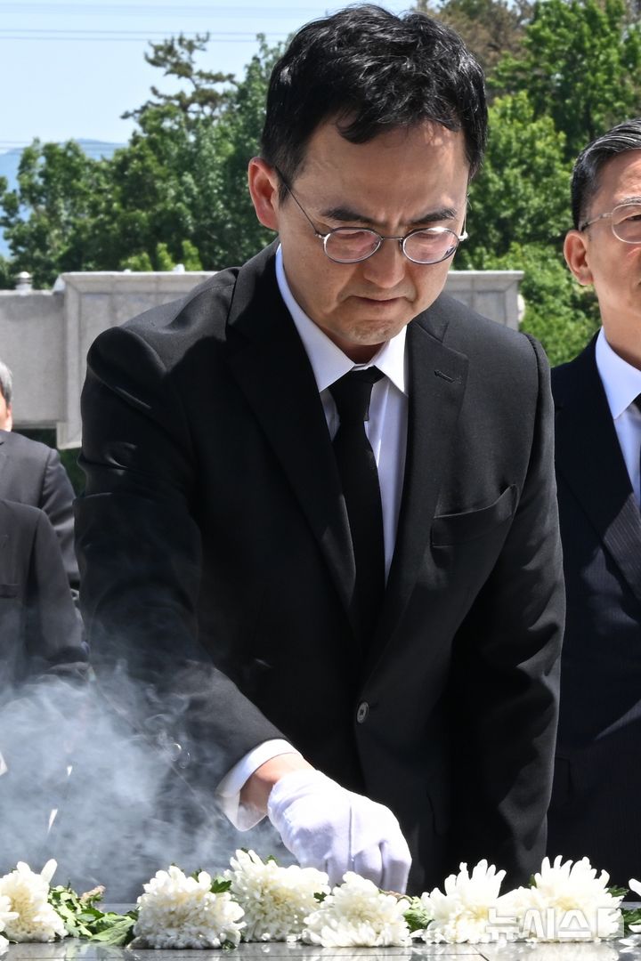 [광주=뉴시스] 이현행 기자 = 구자현 검찰총장 직무대행이 5·18 46주기를 사흘 앞둔 15일 광주 북구 운정동 국립5·18민주묘지를 찾아 분향하고 있다. 2026.05.15. lhh@newsis.com