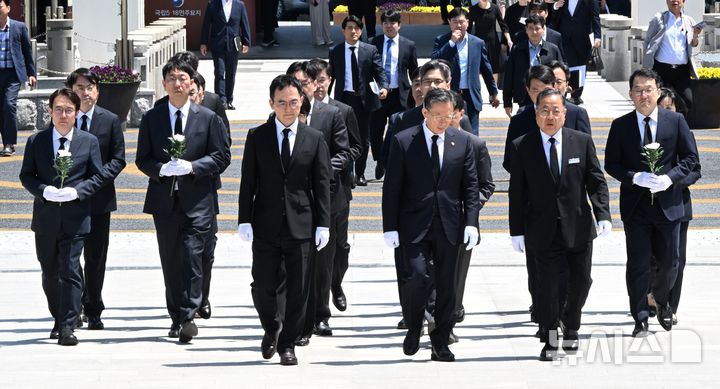 [광주=뉴시스] 이현행 기자 = 정성호 법무부 장관과 구자현 검찰총장 직무대행 등 검찰 고위 간부들이 5·18 46주기를 사흘 앞둔 15일 광주 북구 운정동 국립5·18민주묘지를 찾아 참배하고 있다. 2026.05.15. lhh@newsis.com