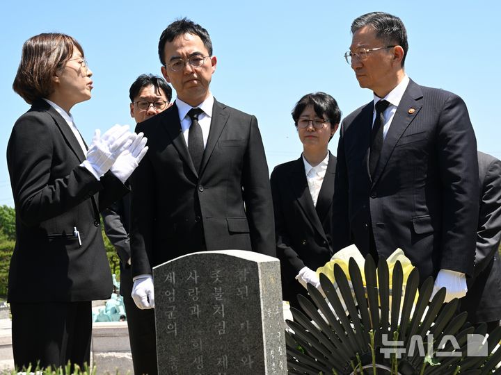 [광주=뉴시스] 이현행 기자 = 정성호(오른쪽) 법무부 장관과 구자현(가운데) 검찰총장 직무대행 등 검찰 고위 간부들이 5·18 46주기를 사흘 앞둔 15일 광주 북구 운정동 국립5·18민주묘지에 안장된 고(故) 박현숙 열사의 묘역을 찾아 참배하고 있다. 2026.05.15. lhh@newsis.com