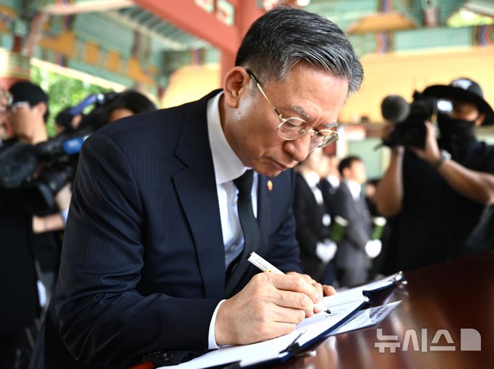 [광주=뉴시스] 이현행 기자 = 정성호 법무부 장관이 5·18 46주기를 사흘 앞둔 15일 광주 북구 운정동 국립5·18민주묘지를 방명록을 작성하고 있다. 2026.05.15. lhh@newsis.com