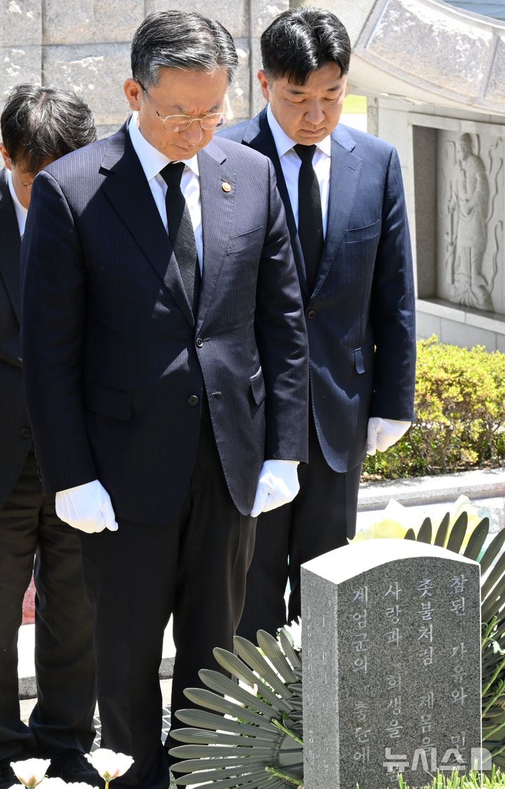 [광주=뉴시스] 이현행 기자 = 정성호 법무부 장관이 5·18 46주기를 사흘 앞둔 15일 광주 북구 운정동 국립5·18민주묘지에 안장된 고(故) 박현숙 열사의 묘역을 찾아 참배하고 있다. 2026.05.15. lhh@newsis.com