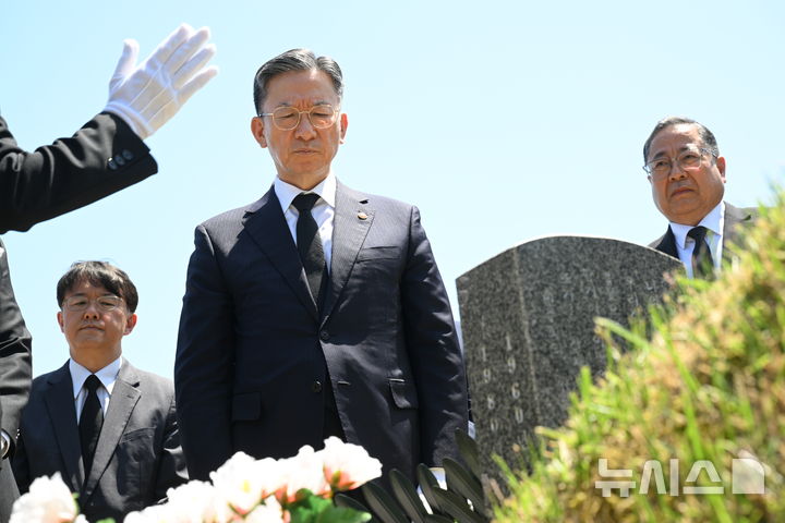 [광주=뉴시스] 이현행 기자 = 정성호 법무부 장관이 5·18 46주기를 사흘 앞둔 15일 광주 북구 운정동 국립5·18민주묘지에 안장된 고(故) 박관현 열사의 묘역을 바라보고 있다. 2026.05.15. lhh@newsis.com