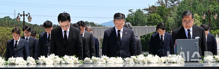 [광주=뉴시스] 이현행 기자 = 정성호 법무부 장관과 구자현 검찰총장 직무대행 등 검찰 고위 간부들이 5·18 46주기를 사흘 앞둔 15일 광주 북구 운정동 국립5·18민주묘지를 찾아 참배하고 있다. 2026.05.15. lhh@newsis.com