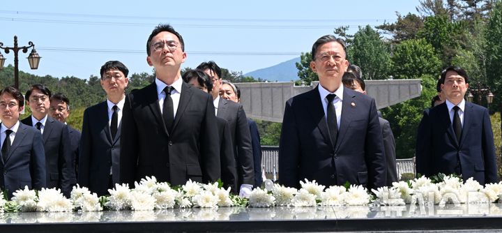 [광주=뉴시스] 이현행 기자 = 5·18 민주화운동을 맞아 정성호 법무부 장관이 "5·18을 향한 역사 왜곡 범죄에 무관용 원칙으로 강력히 대응하겠다"고 밝혔다. 사진은 정 장관과 검찰 간부들이 5·18 민주묘지를 찾아 참배하는 모습. 2026.05.18. lhh@newsis.com