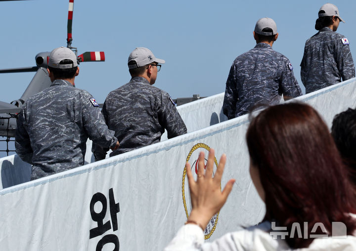  [부산=뉴시스] 하경민 기자 = 청해부대 48진 왕건함(DDH-Ⅱ·4400t급) 출항 환송식이 열린 15일 부산 남구 해군작전사령부 부산작전기지에서 한 청해부대원이 가족과 작별인사를 하고 있다. 왕건함은 청해부대 47진 대조영함(DDH-Ⅱ·4400t급)과 아덴만 해역에서 임무를 교대한 뒤 파병임무를 수행할 예정이다. 2026.05.15. yulnetphoto@newsis.com