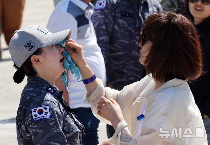  [부산=뉴시스] 하경민 기자 = 청해부대 48진 왕건함(DDH-Ⅱ·4400t급) 출항 환송식이 열린 15일 부산 남구 해군작전사령부 부산작전기지에서 한 청해부대원이 가족과 작별인사를 하고 있다. 왕건함은 청해부대 47진 대조영함(DDH-Ⅱ·4400t급)과 아덴만 해역에서 임무를 교대한 뒤 파병임무를 수행할 예정이다. 2026.05.15. yulnetphoto@newsis.com