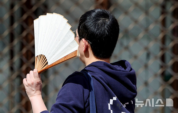 [대구=뉴시스] 이무열 기자 = 대구 낮 최고기온이 30도까지 오르며 초여름 날씨를 보인 15일 대구 중구 동성로에서 한 시민이 부채로 햇빛을 가린 채 이동하고 있다. 2026.05.15. lmy@newsis.com