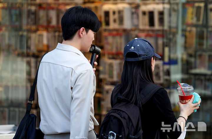 [대구=뉴시스] 이무열 기자 = 대구 낮 최고기온이 30도까지 오르며 초여름 날씨를 보인 15일 대구 중구 동성로에서 한 시민이 손 선풍기를 들고 이동하고 있다. 2026.05.15. lmy@newsis.com