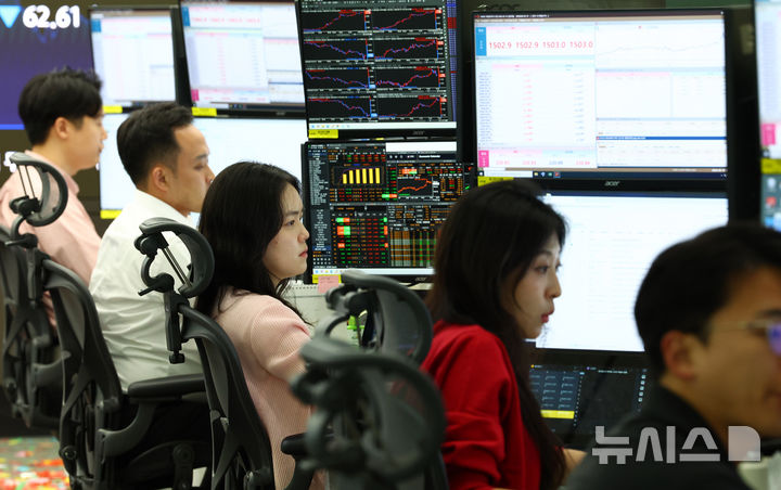 [서울=뉴시스] 전신 기자 = 15일 서울 중구 하나은행 딜링룸에서 직원들이 업무를 보고 있다. 2026.05.15. photo1006@newsis.com