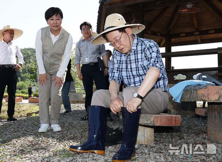 [대구=뉴시스] 최동준 기자 = 이재명 대통령이 15일 대구 군위군 소보면 마을 일원에서 모내기 작업을 위해 장화로 갈아 신고 있다. (청와대통신사진기자단) 2026.05.15. photocdj@newsis.com