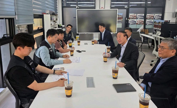 [서울=뉴시스] 삼성전자 DS부문 사장단이 15일 오후 경기 삼성전자 평택캠퍼스에 위치한 노동조합 사무실을 방문해 삼성전자노동조합 공동투쟁본부와 대화하고 있다.  왼쪽 위부터 투쟁본부 정승원 국장, 이송이 부위원장, 최승호 위원장, 김재원 국장. 오른쪽 위부터 삼성전자 박용인 사장, 한진만 사장, 전영현 부회장, 김용관 사장. (사진=삼성전자 제공) 2026.05.15. photo@newsis.com *재판매 및 DB 금지