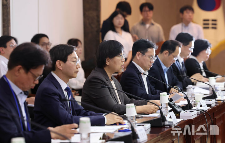 [서울=뉴시스] 조수정 기자 = 정은경 보건복지부 장관이 15일 오후 서울 종로구 정부서울청사에서 열린 제4차 국민연금기금운용위원회 회의를 주재하고 있다. 2026.05.15. chocrystal@newsis.com