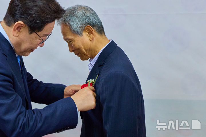 [서울=뉴시스] 최동준 기자 = 이재명 대통령이 15일 경북 안동의 한 식당에서 이 대통령 모교에서 담임을 맡았던 은사 박병기 선생님과 오찬을 하며 카네이션을 달아주고 있다. (사진=청와대 제공) 2026.05.15. photo@newsis.com *재판매 및 DB 금지