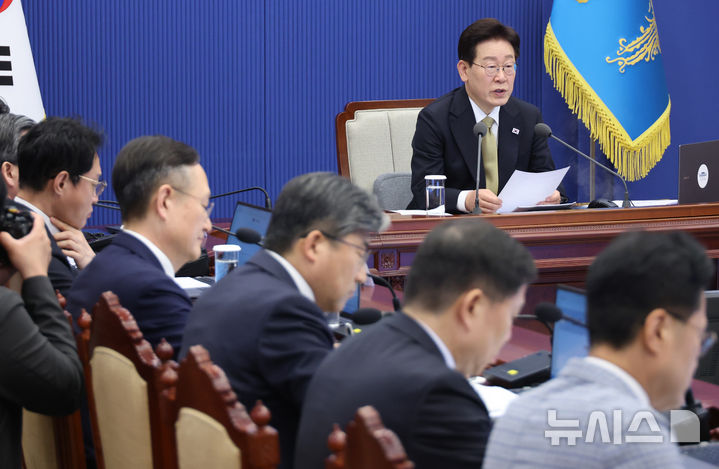 [서울=뉴시스] 최동준 기자 = 이재명 대통령이 14일 청와대에서 열린 수석보좌관회의에서 발언하고 있다. (청와대통신사진기자단) 2026.05.14. photocdj@newsis.com