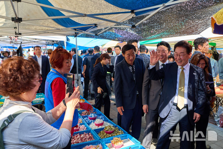 [서울=뉴시스] 최동준 기자 = 이재명 대통령이 14일 경기 성남 모란시장을 방문해 상인과 인사하고 있다. (사진=청와대 제공) 2026.05.14. photo@newsis.com *재판매 및 DB 금지