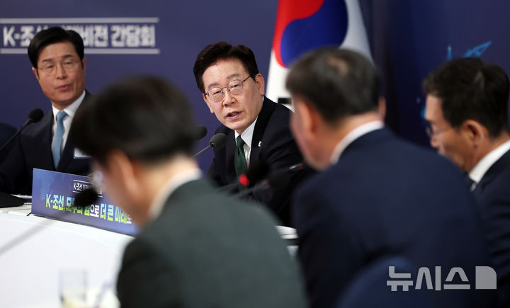 [울산=뉴시스] 고범준 기자 = 이재명 대통령이 13일 울산 동구 호텔현대 바이 라한 울산에서 열린 K-조선 미래비전 간담회에서 발언하고 있다. (청와대통신사진기자단) 2026.05.13. bjko@newsis.com