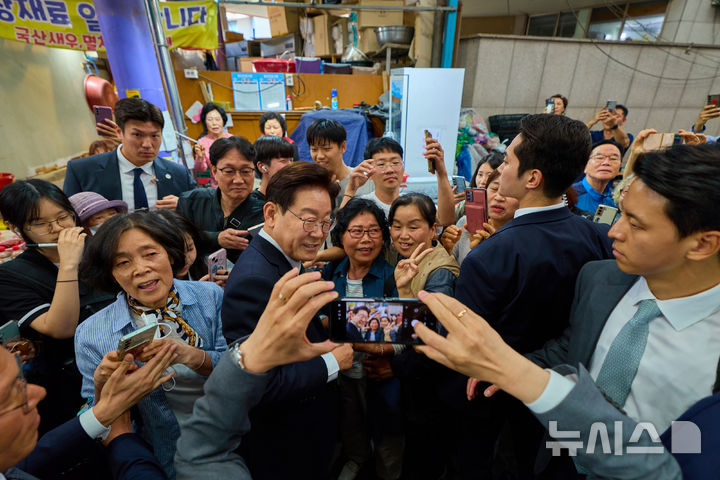 [울산=뉴시스] 고범준 기자 = 이재명 대통령이 13일 울산 남목마성시장을 방문해 시민 및 상인들과 기념촬영을 하고 있다. (사진=청와대 제공) 2026.05.13. photo@newsis.com *재판매 및 DB 금지
