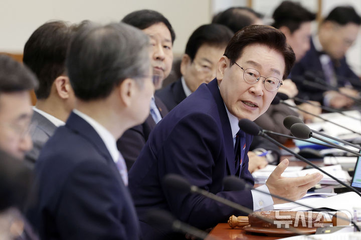 [서울=뉴시스] 최동준 기자 = 이재명 대통령이 12일 청와대에서 열린 국무회의 겸 제8차 비상경제점검회의에서 발언하고 있다. 2026.05.12. photocdj@newsis.com