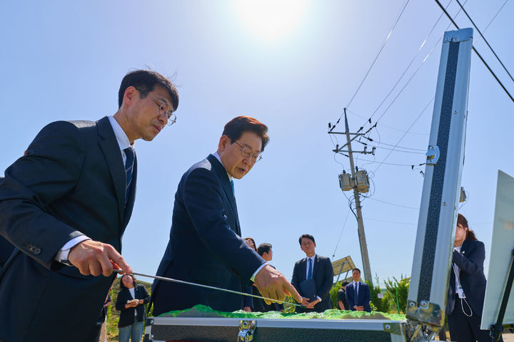 [서울=뉴시스] 최동준 기자 = 이재명 대통령이 15일 경북 의성군 대구경북통합신공항 건설 예정부지를 방문해 현장을 둘러보고 있다. (사진=청와대 제공) 2026.05.15. photo@newsis.com *재판매 및 DB 금지