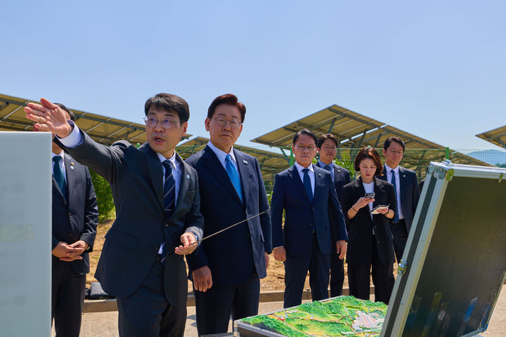 [서울=뉴시스] 최동준 기자 = 이재명 대통령이 15일 경북 의성군 대구경북통합신공항 건설 예정부지를 방문해 현장을 둘러보고 있다. (사진=청와대 제공) 2026.05.15. photo@newsis.com *재판매 및 DB 금지