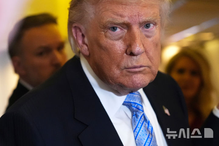 [베이징=AP/뉴시스] 도널드 트럼프 미국 대통령이 15일(현지 시간) 중국 베이징 일정을 마치고 미국으로 향하는 에어포스 원에서 취재진 질문에 답하고 있다. 2026.05.16