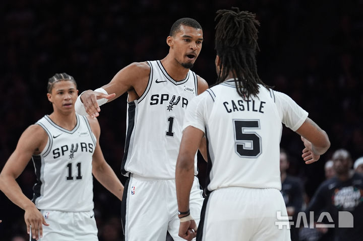 [미니애폴리스=AP/뉴시스] 미국프로농구(NBA) 샌안토니오 스퍼스의 빅토르 웸반야마. 2026.05.15.