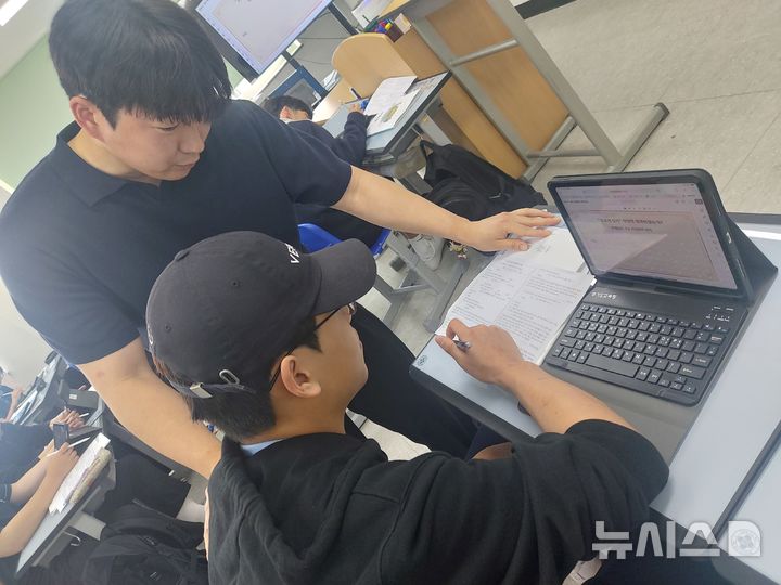 [시흥=뉴시스] '중등 수업 나눔 한마당' 참석한 일부 학생이 컴퓨터를 보면 신중한 이야기를 나누고 있다. (사진=시흥교육지원청 제공). 2026.05.16. photo@newsis.com
